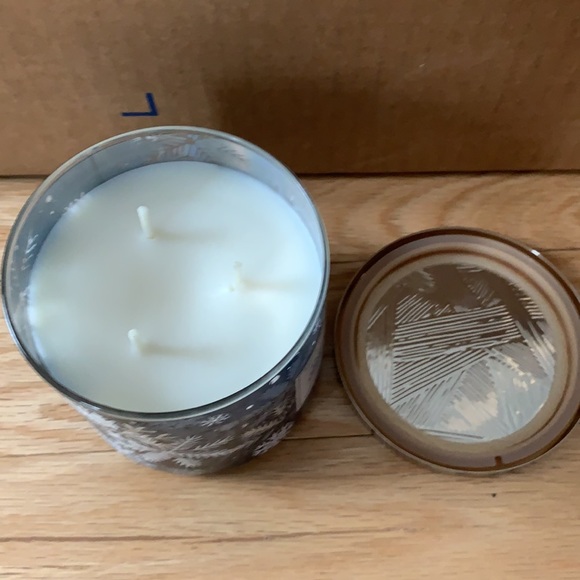 Bath and Body Works Frosted Coconut Snowball Candle - Picture 4 of 5